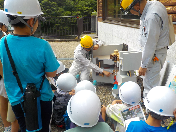 写真：東発電所での施設見学の様子1