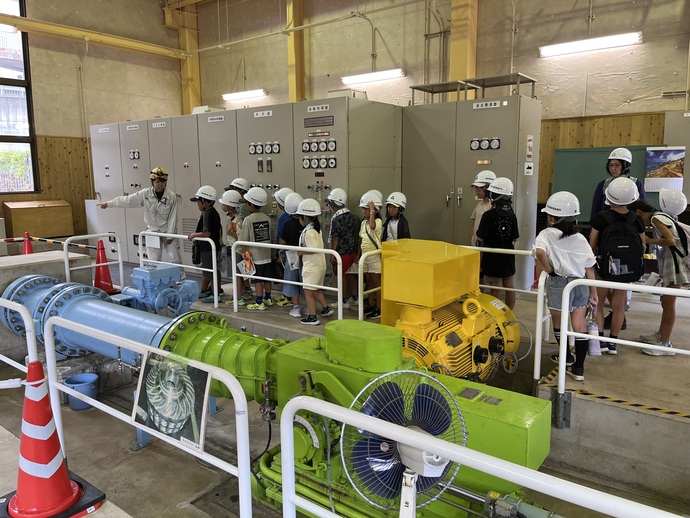 写真：東発電所での施設見学の様子2