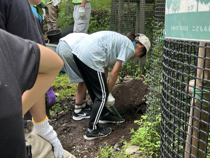 写真：足尾砂防ダム松木右岸での植樹の様子3