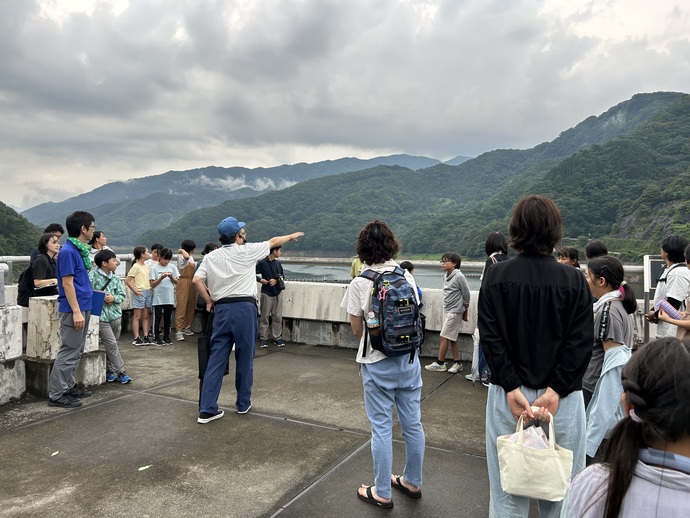 写真：草木ダムでの施設見学の様子1