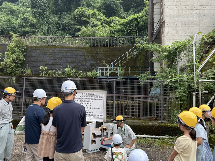 写真：東発電所での施設見学の様子1