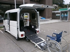 車椅子が乗る福祉車両の写真