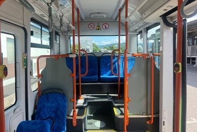 バス車内