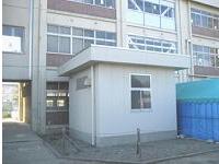 写真:増設した低学年用トイレの外観
