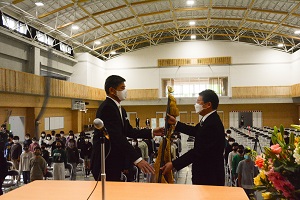 写真：笠懸西小校旗の受け渡し