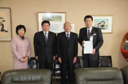 写真:都市計画審議会正副会長よりと答申書提出