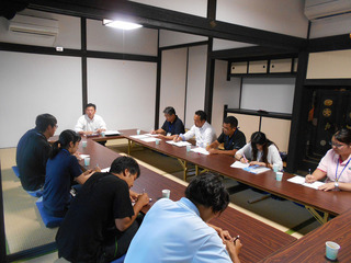 写真：観光課の職員と職場座談会