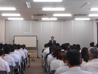 写真：若手職員ステップアップ研修：開講式あいさつ