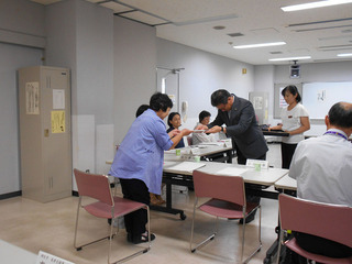 写真：みどり市認知症初期集中支援チーム検討委員会委員委嘱状交付式