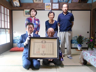写真：叙勲伝達