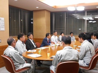 写真：職場座談会