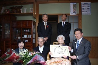 写真：吉原千鶴子様・百歳長寿慶祝訪問