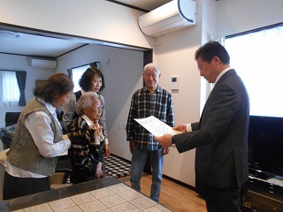 本野写真：本野トリ様・百歳長寿慶祝訪問