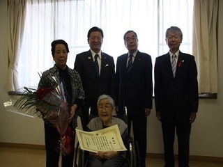 写真：高畑キヌ子様・百歳長寿慶祝訪問