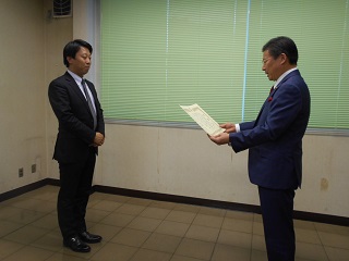 写真：みどり市産業復興貢献企業へ感謝状の贈呈訪問