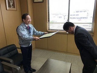 写真：感謝状贈呈