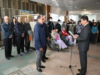 写真：「桐生青果買受人協同組合」及び「桐生青果株式会社」からの寄附並びに配布式