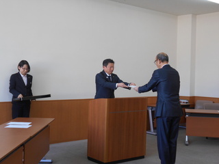写真：みどり市入札監視委員会委員委嘱状交付式