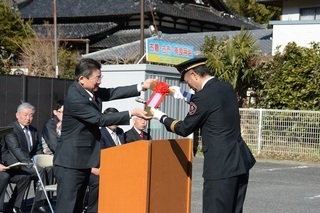 写真：みどり市消防団第13分団ポンプ自動車引渡式
