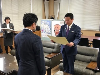 写真：寄付受領・感謝状贈呈式
