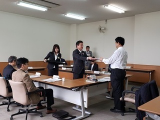 写真：みどり市障害者介護給付費等認定審査会委員委嘱状交付式