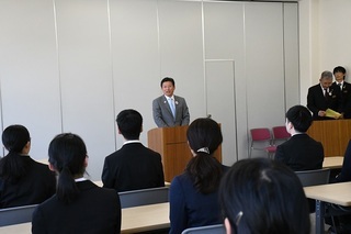 写真：新規採用職員へ市長・副市長訓示