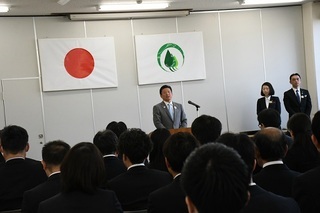 写真：課長以下職員(係長以上)並びに新規採用職員辞令交付式