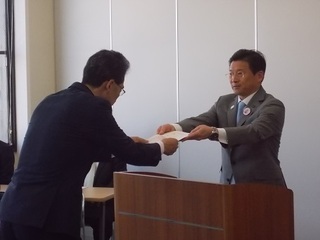 写真：部長・次長及び派遣職員辞令交付式