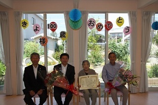 写真：齊藤きよ様・百歳長寿者慶祝訪問