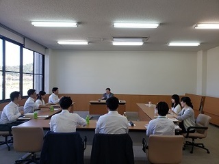 写真：総務部企画課職員と職場座談会