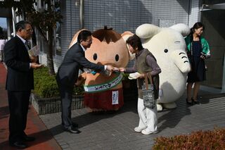 写真：JAにったみどりでのPR活動