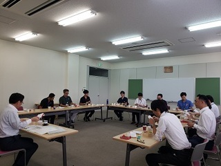 写真：総務部総務課職員との職場座談会