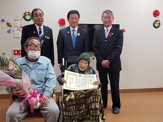 写真：堀越タケ様・百歳長寿慶祝訪問
