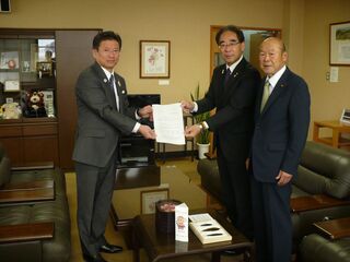 写真：国民健康保険運営協議会からの答申書を受領