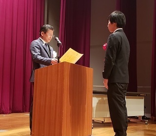 写真：男女共同参画啓発作品コンテスト及び第3次みどり市男女共同参画プラン表紙イラストコンテスト表彰式