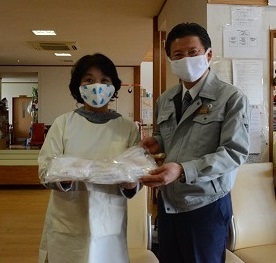 写真：手作りマスク配布