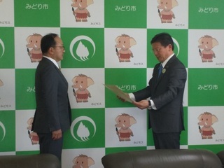写真：寄附目録贈呈式及び感謝状贈呈式