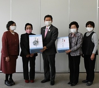 写真：手作りマスク200枚の寄付