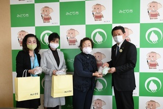 写真：桐丘学園同窓会様より手作りマスク寄附