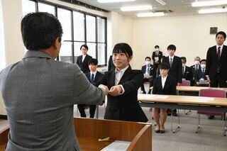 写真：辞令交付式及び新規採用職員へ市長・副市長訓示