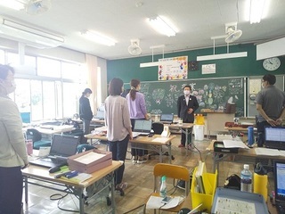 写真：旧福岡中央小学校での分散勤務激励