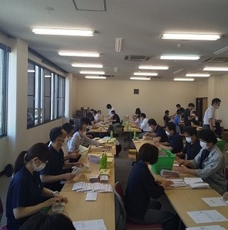 写真：特別定額給付金申請書等の封入・封緘作業激励