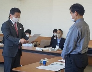 写真：みどり市障害者介護給付費等認定審査会委員委嘱状交付式
