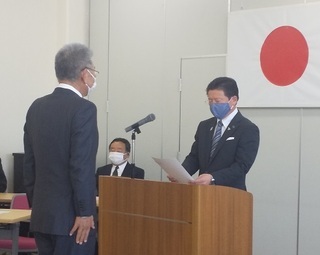 写真：市長から退職者に辞令を交付する様子