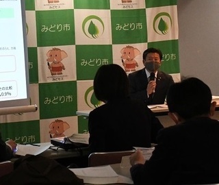 写真：説明する市長