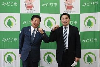 写真：ガッツポーズをする2者