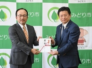 写真：目録を手渡す様子