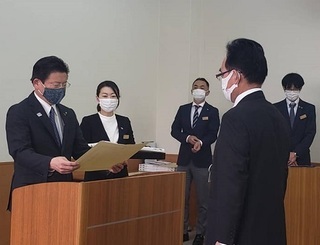 写真：表彰状を渡す様子
