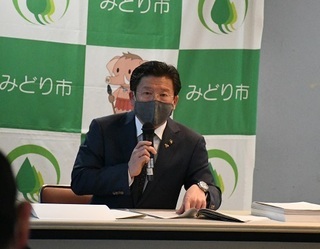 写真：説明する市長