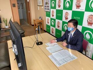 写真：リモート画面前の市長の様子